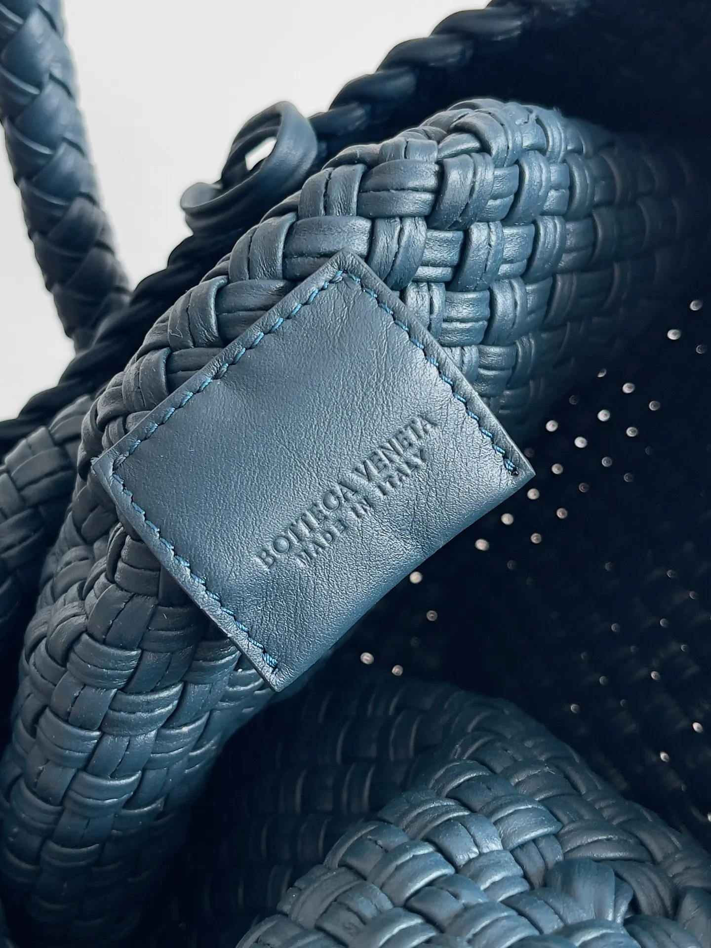 Batch 5760 BV collectible small woven handbags are really YYDS!! Bottega Veneta’s most classic small woven handbags are back! ! We use the highest quality leather with the highest craftsmanship❤️ to create the most expensive works. We have created the original Intrecciato leather weaving process❤️ This unique traditional exclusive leather weaving method has not only become our logo but also reflects the time-consuming and labor-intensive craftsmanship of our products❤️ The new TOSCA handbag must be a selection worth collecting🆕⚠️⚠️Babies, malachite can be sold separately and can be assembled by yourself Style number: 716974 Size: 27*9*18cm